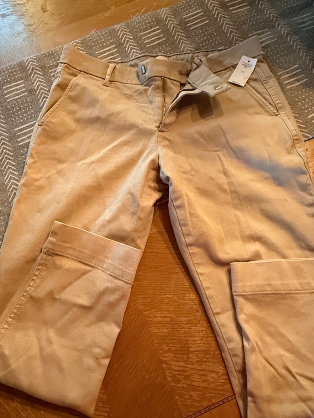 GAP Women’s khaki cropped capri pants. Size 4P